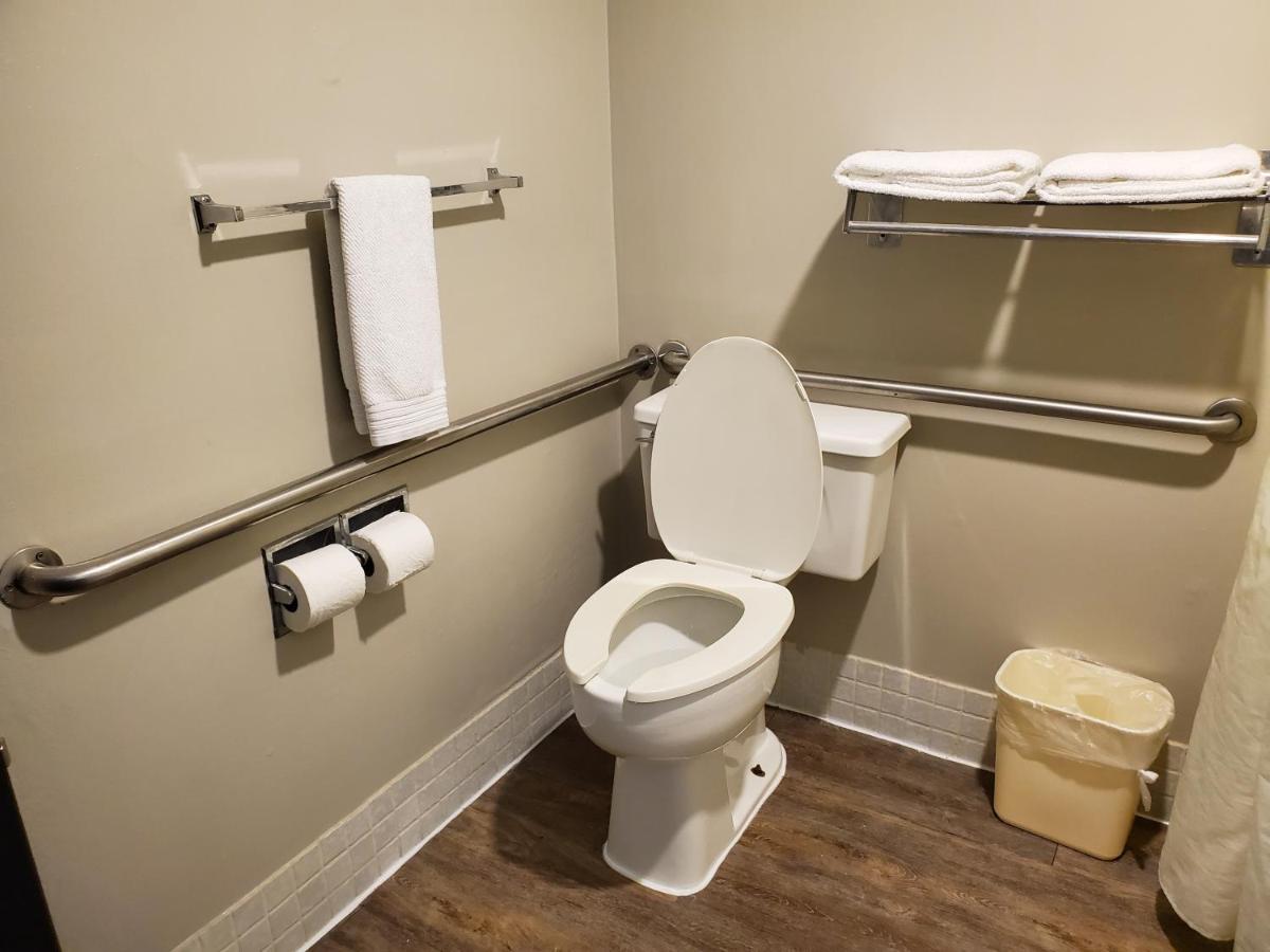 Queen Room - Handicap at Noble Suites
