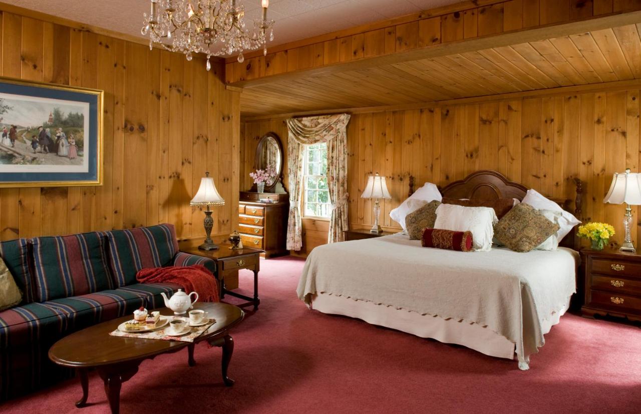 | 1906 Pine Crest Inn
