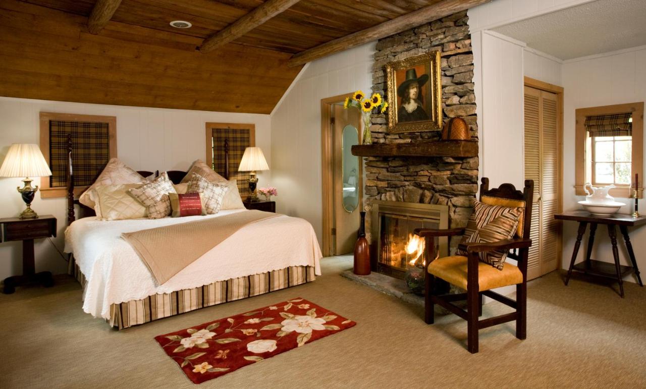 | 1906 Pine Crest Inn