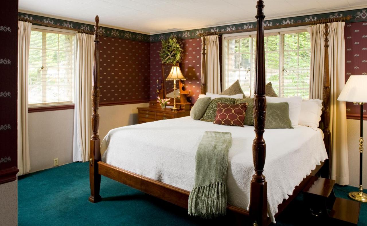 | 1906 Pine Crest Inn