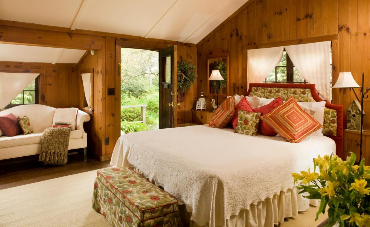 | 1906 Pine Crest Inn