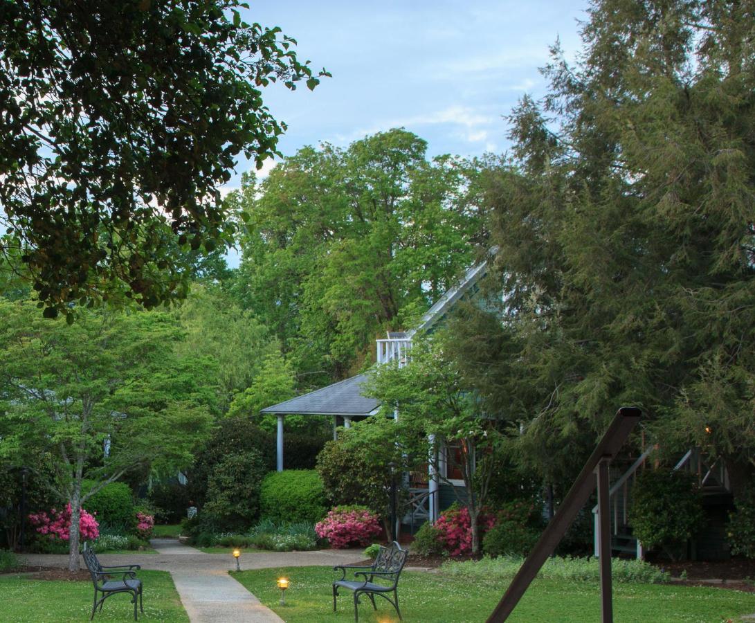 | 1906 Pine Crest Inn