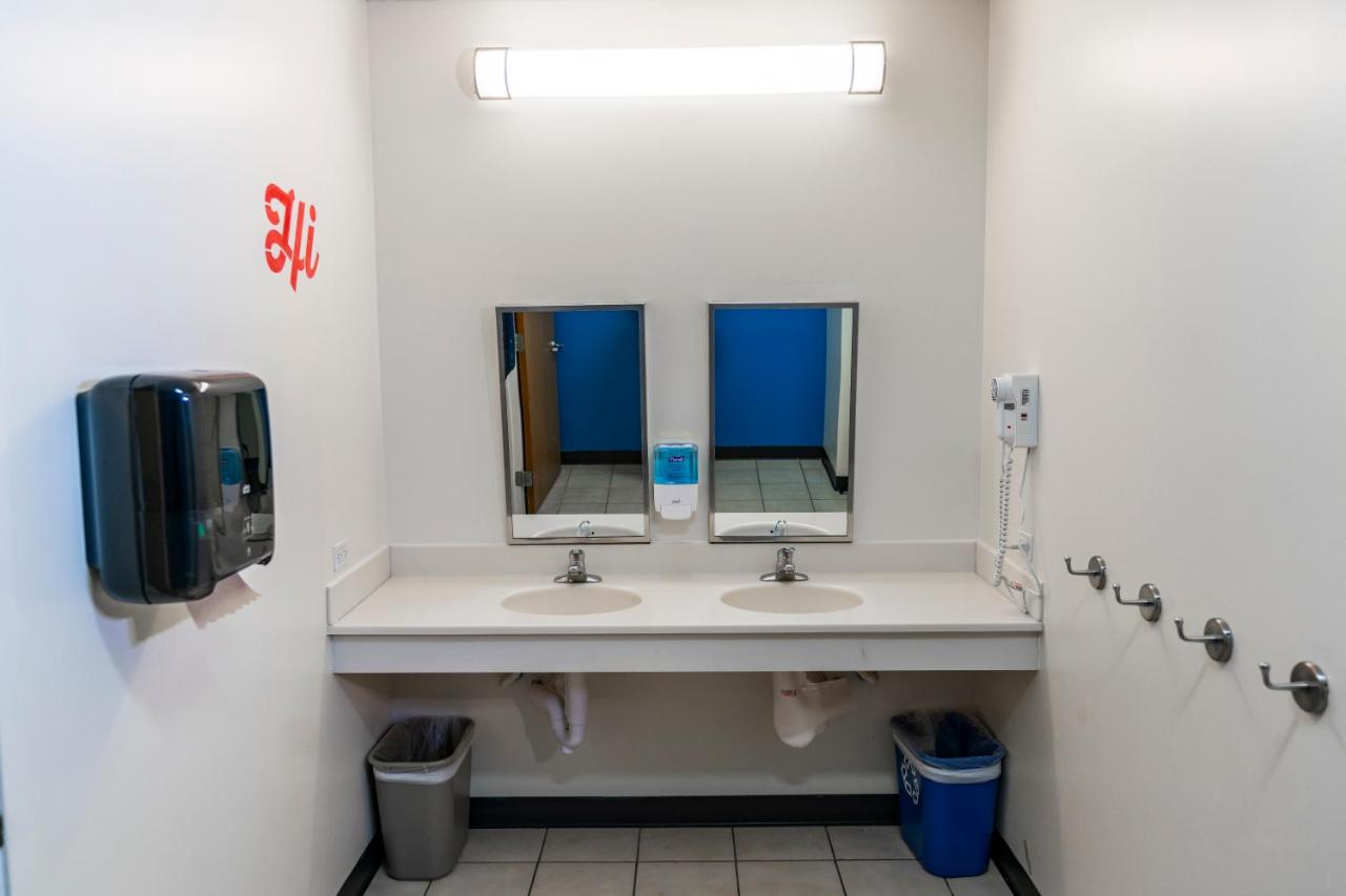 Double Bed Room with Shared Bathroom at HI Chicago Hostel