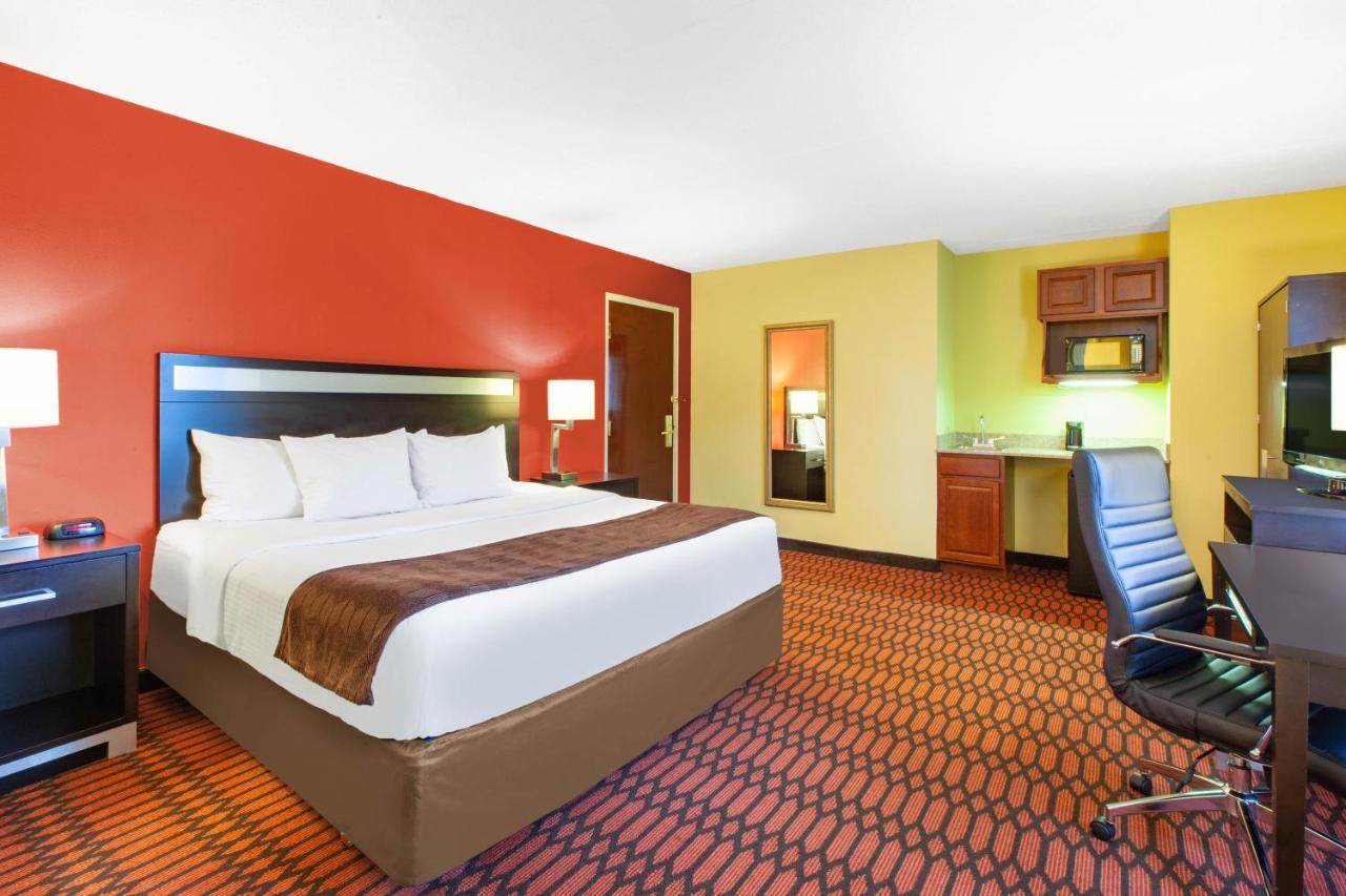 Deluxe King Room - Mobility Access/Non-Smoking at Baymont by Wyndham Harrisburg