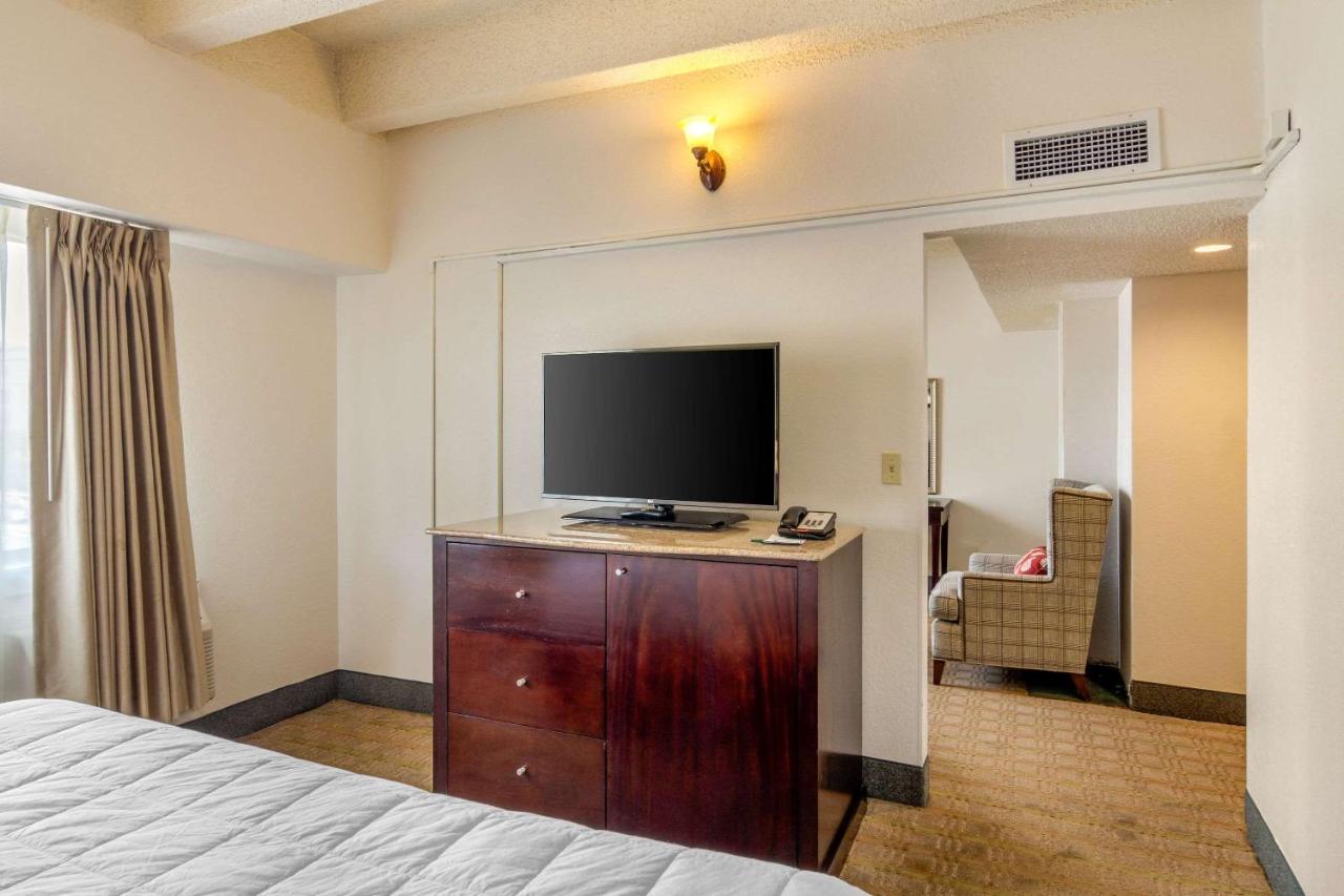 King Suite - Non-Smoking at Inn at the Highland Denver Downtown