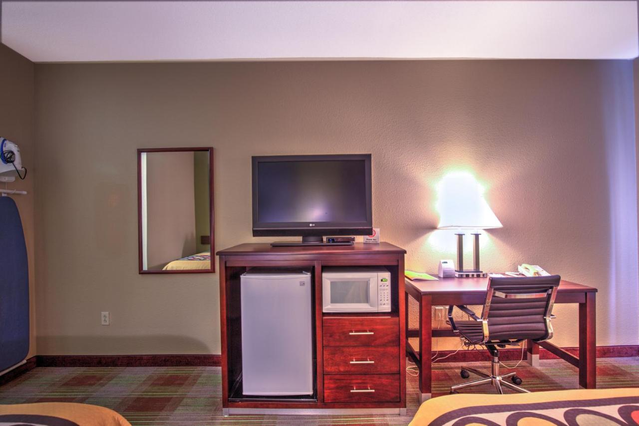 | Super 8 by Wyndham Waterloo