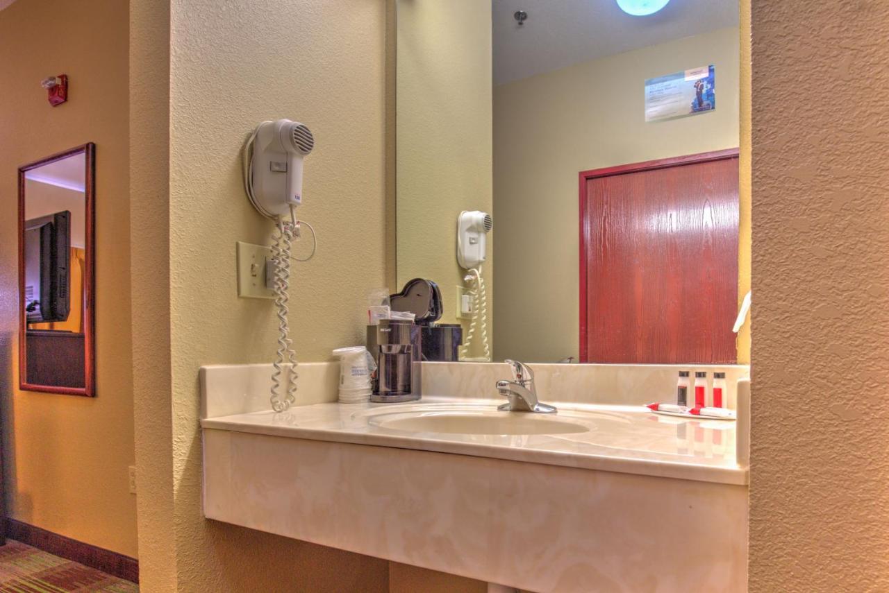 | Super 8 by Wyndham Waterloo