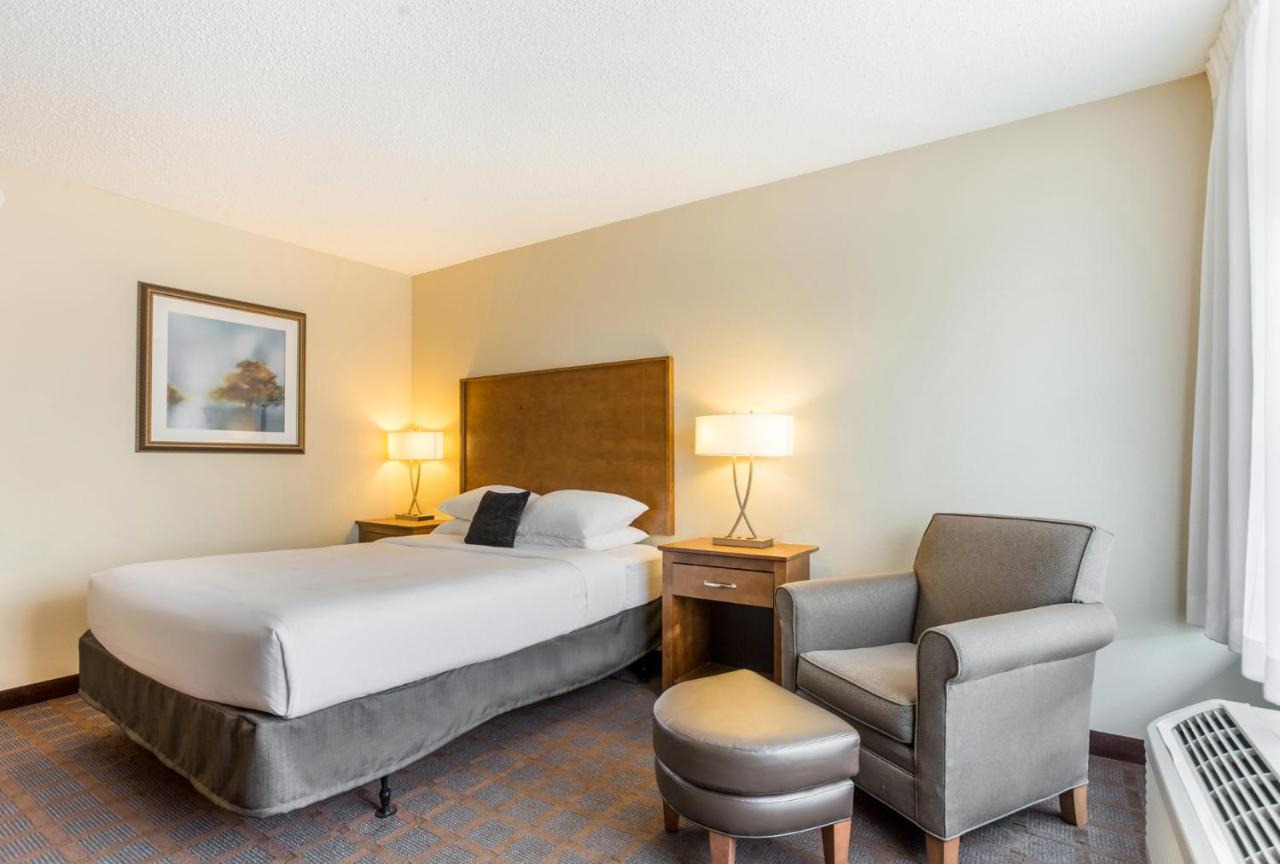Queen Room with Pool View at Red Lion Inn & Suites Branson