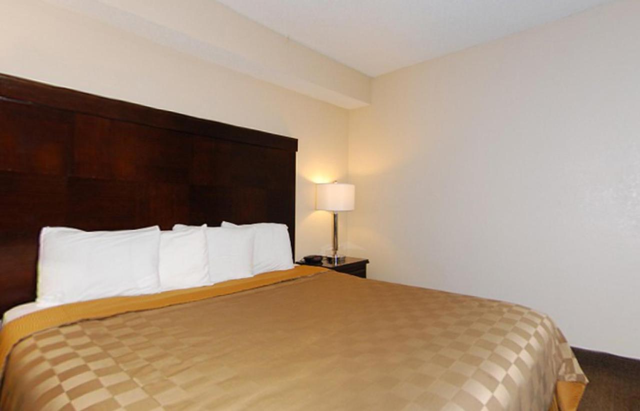 Queen Room - Disability Access at California Inn and Suites Bakersfield