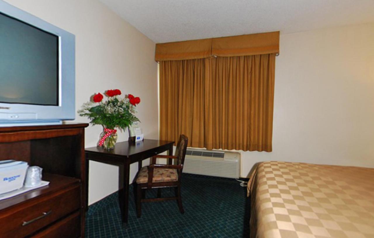 Queen Room - Disability Access at California Inn and Suites Bakersfield