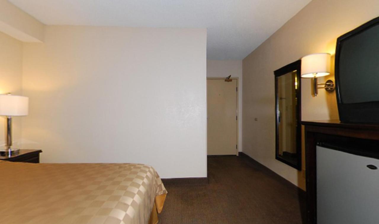 Queen Room - Disability Access at California Inn and Suites Bakersfield