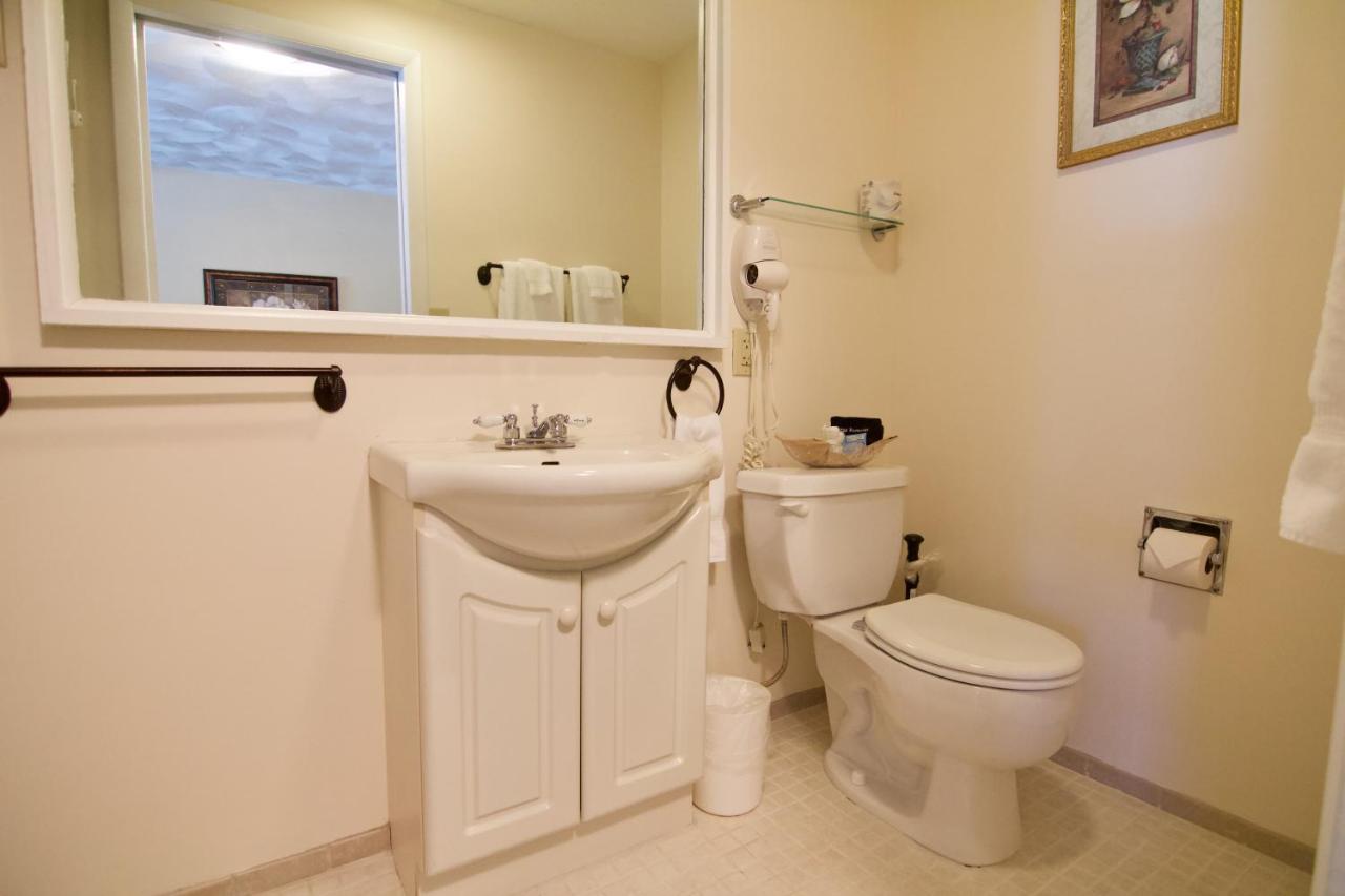Deluxe Room at Hotel Frankfort & Restaurant