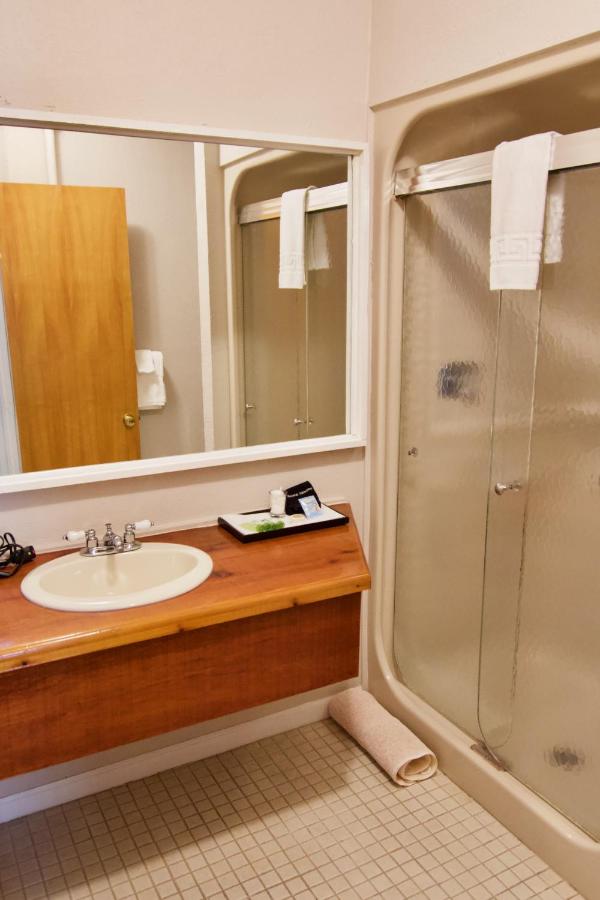 Queen Room with Spa Bath at Hotel Frankfort & Restaurant