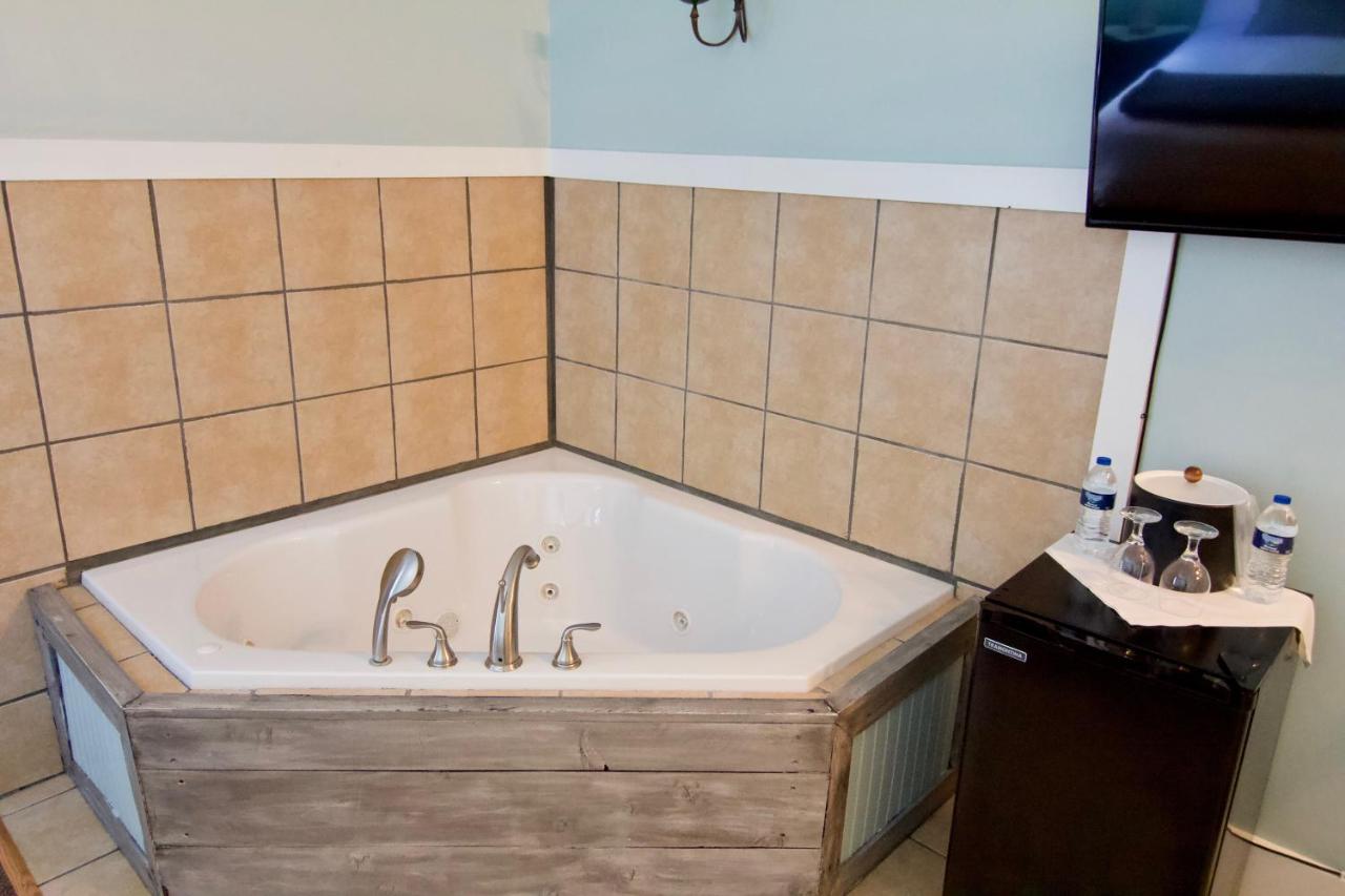 Queen Room with Spa Bath at Hotel Frankfort & Restaurant