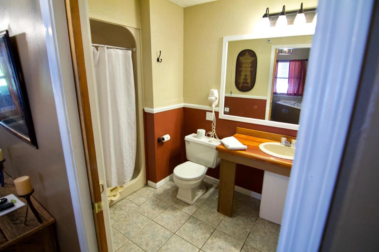 Deluxe Queen Suite at Hotel Frankfort & Restaurant