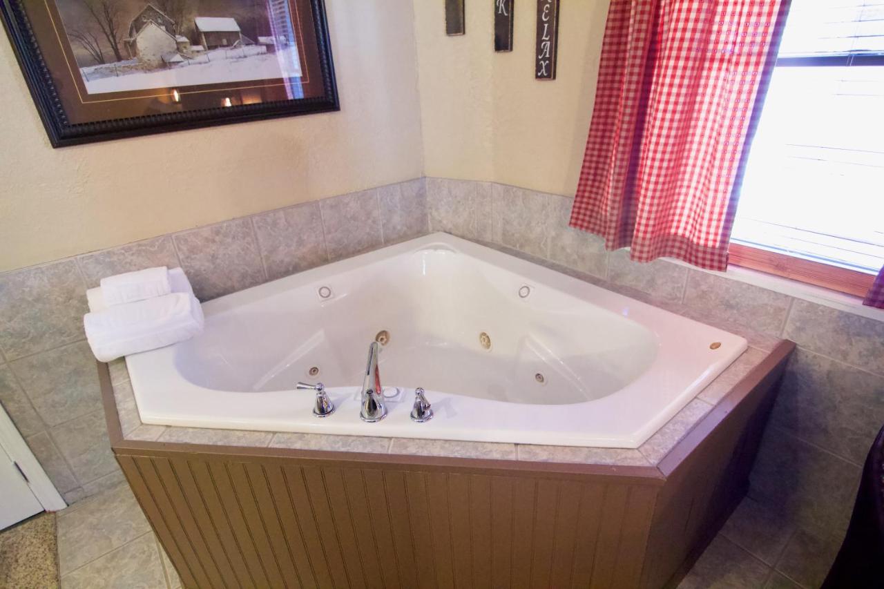 Deluxe Queen Suite at Hotel Frankfort & Restaurant