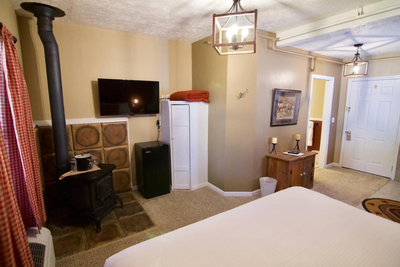 Deluxe Queen Suite at Hotel Frankfort & Restaurant