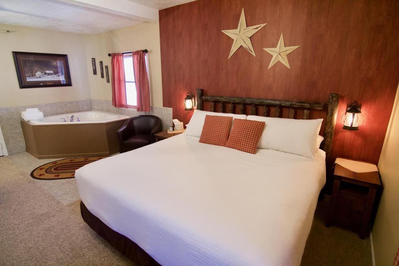 Deluxe Queen Suite at Hotel Frankfort & Restaurant