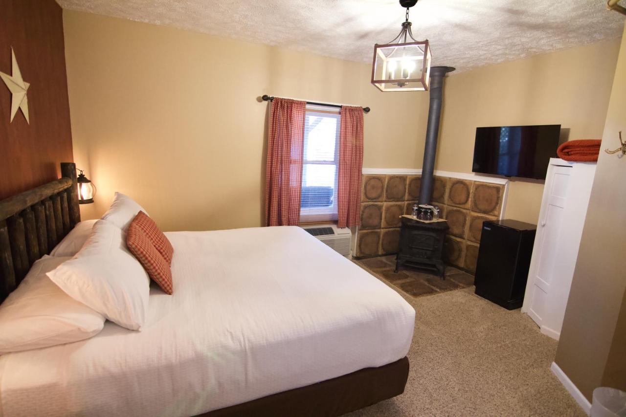 Deluxe Queen Suite at Hotel Frankfort & Restaurant