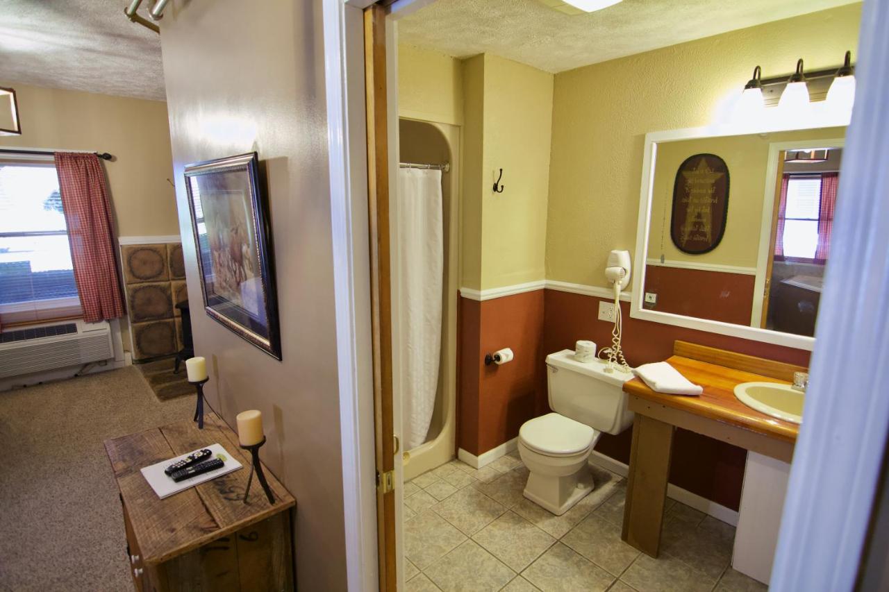Deluxe Queen Suite at Hotel Frankfort & Restaurant