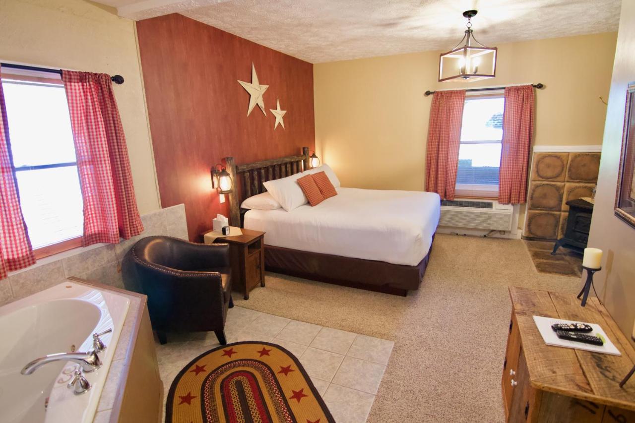 Deluxe Queen Suite at Hotel Frankfort & Restaurant