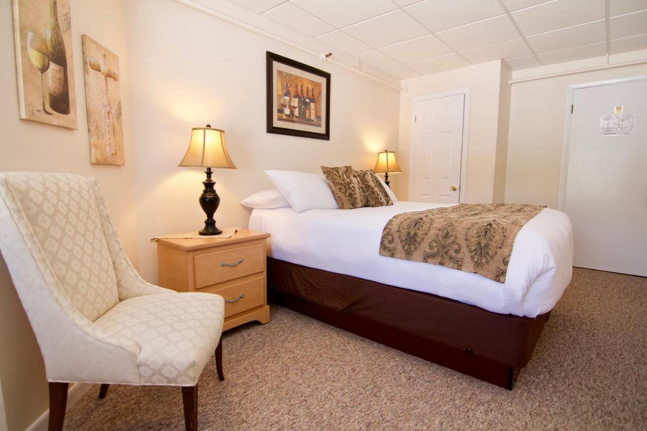 Queen Room at Hotel Frankfort & Restaurant