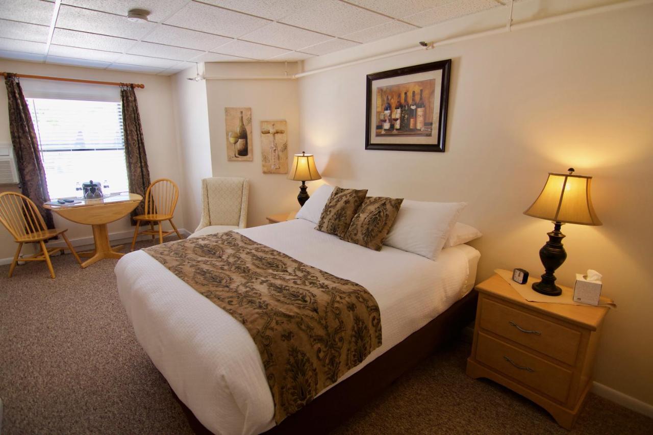 Queen Room at Hotel Frankfort & Restaurant