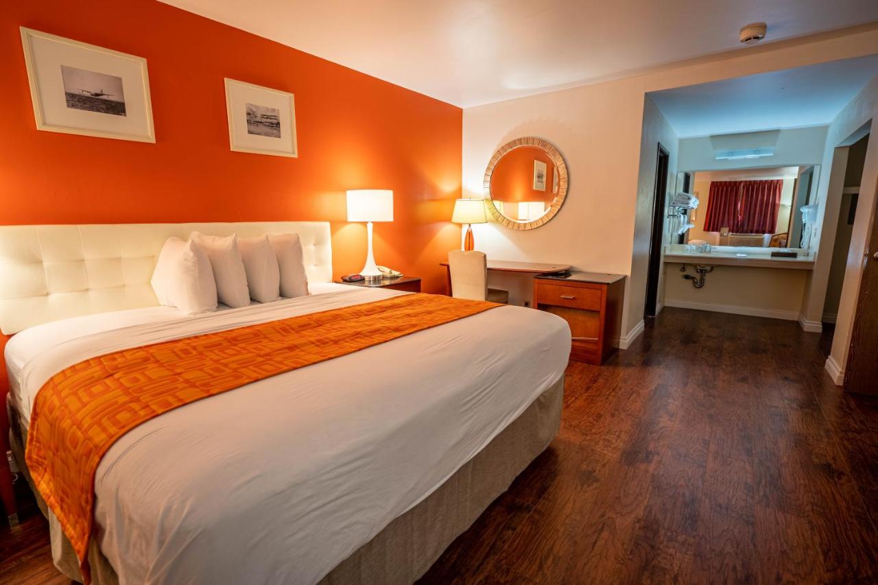 Deluxe King Suite at Howard Johnson by Wyndham Buena Park