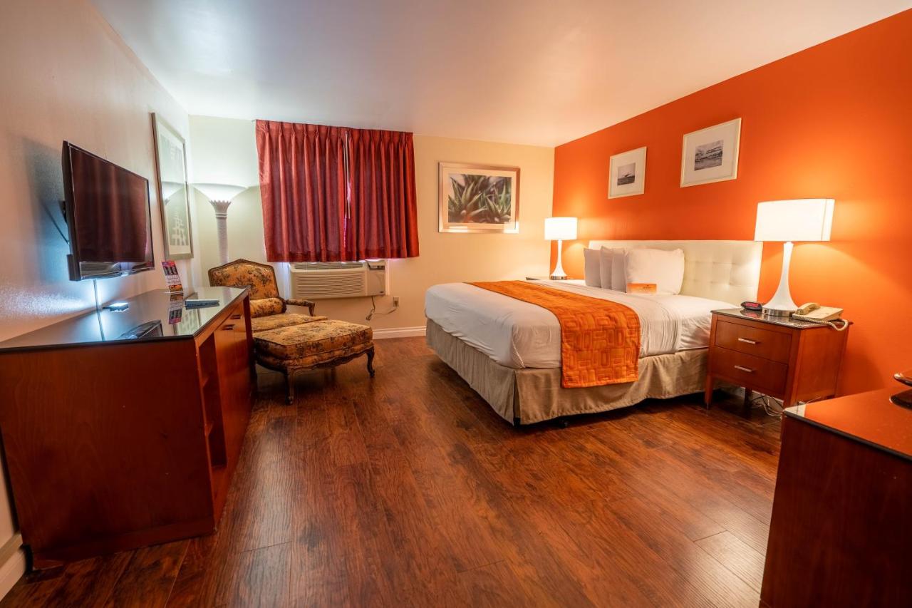 King Room - Non-Smoking at Howard Johnson by Wyndham Buena Park