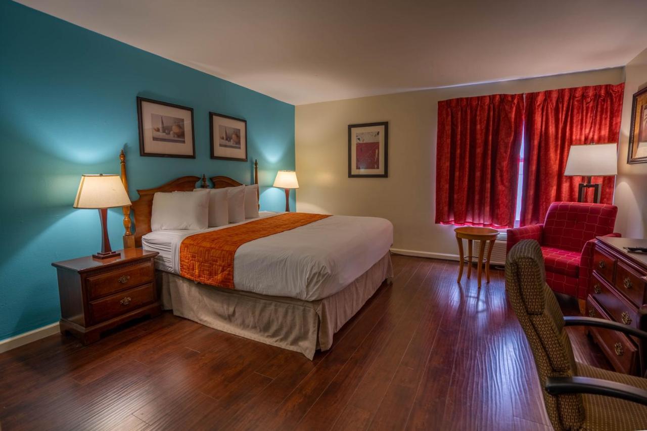 King Room - Non-Smoking at Howard Johnson by Wyndham Buena Park