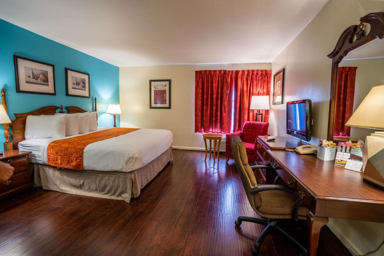 King Room - Non-Smoking at Howard Johnson by Wyndham Buena Park