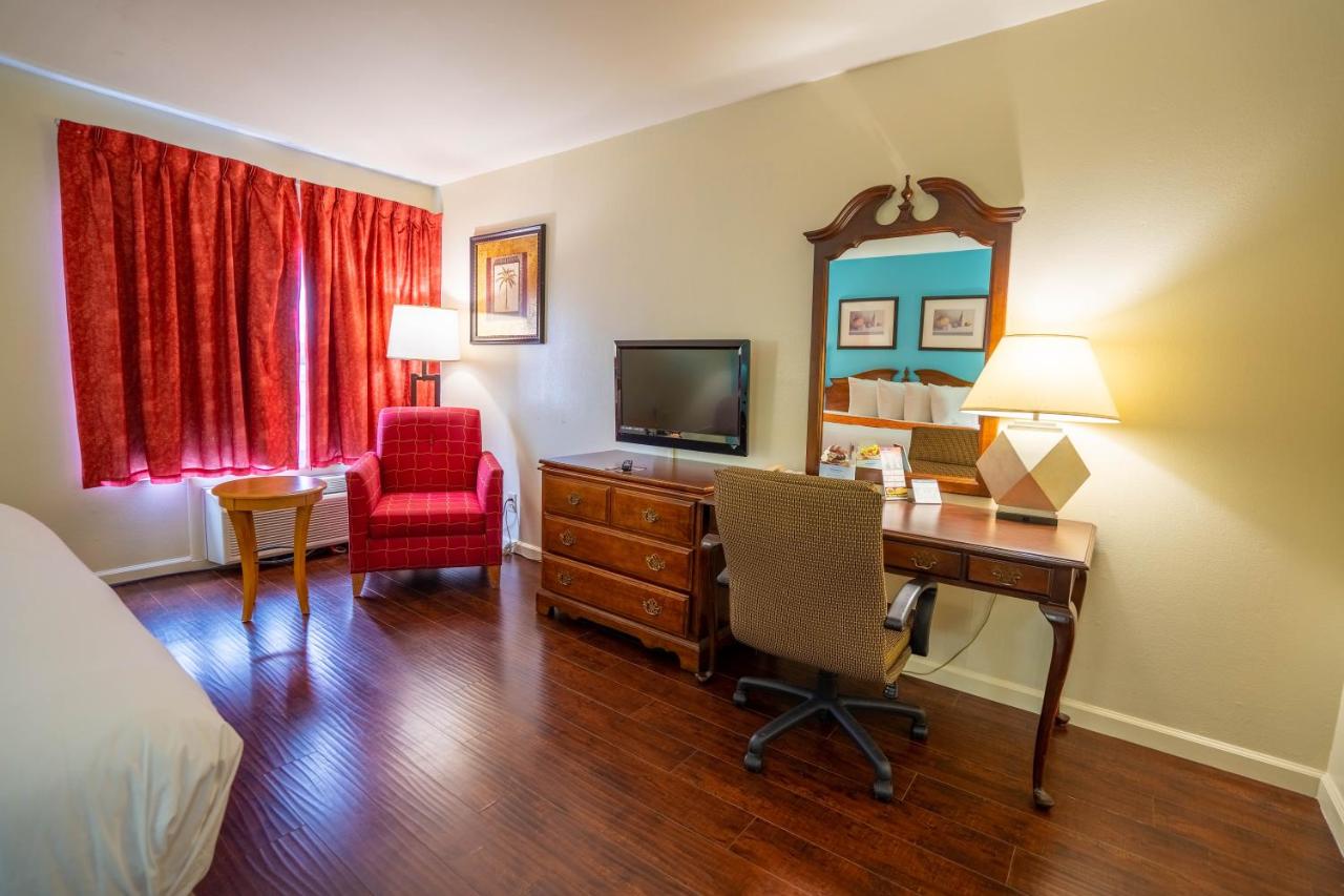 King Room - Non-Smoking at Howard Johnson by Wyndham Buena Park