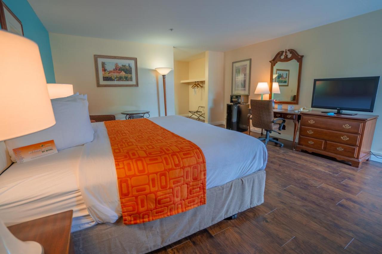 Deluxe King Room - Non-Smoking at Howard Johnson by Wyndham Buena Park