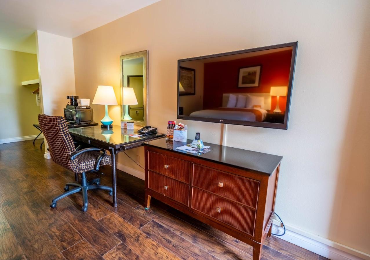 Deluxe King Room - Non-Smoking at Howard Johnson by Wyndham Buena Park
