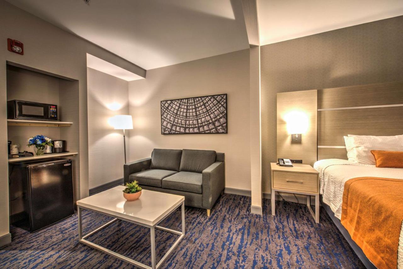 King Room with Mobility Accessible Tub and Sofa Bed at Best Western Plus Media Center Inn & Suites