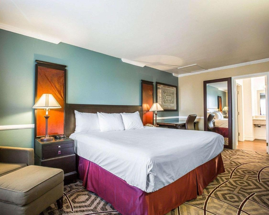 Standard King Room at Clarion Inn Near China Lake Naval Station