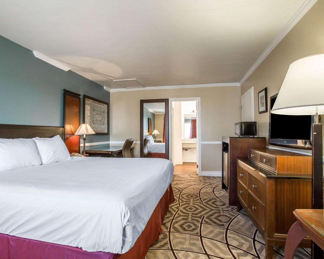 Standard King Room at Clarion Inn Near China Lake Naval Station