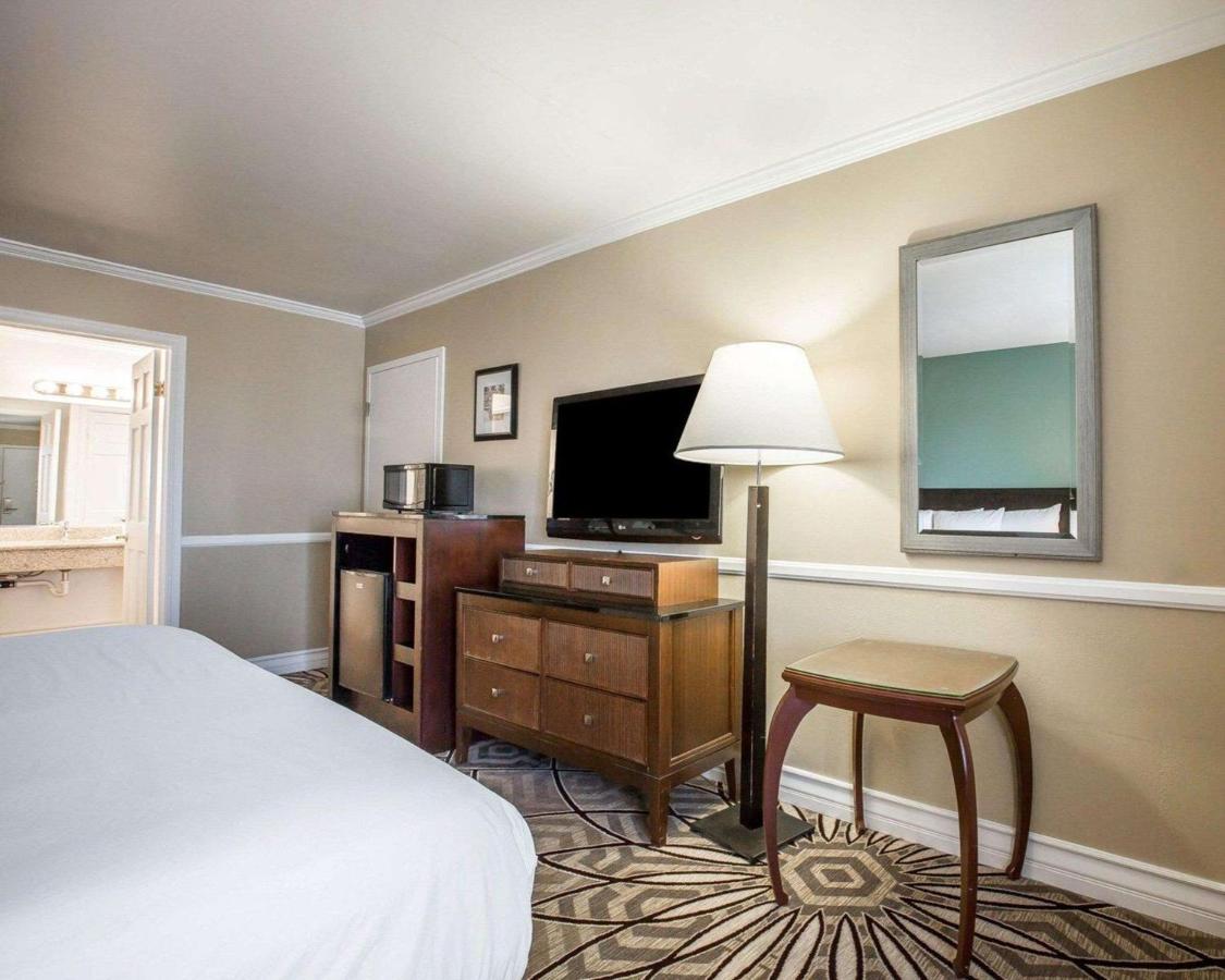 Standard King Room at Clarion Inn Near China Lake Naval Station