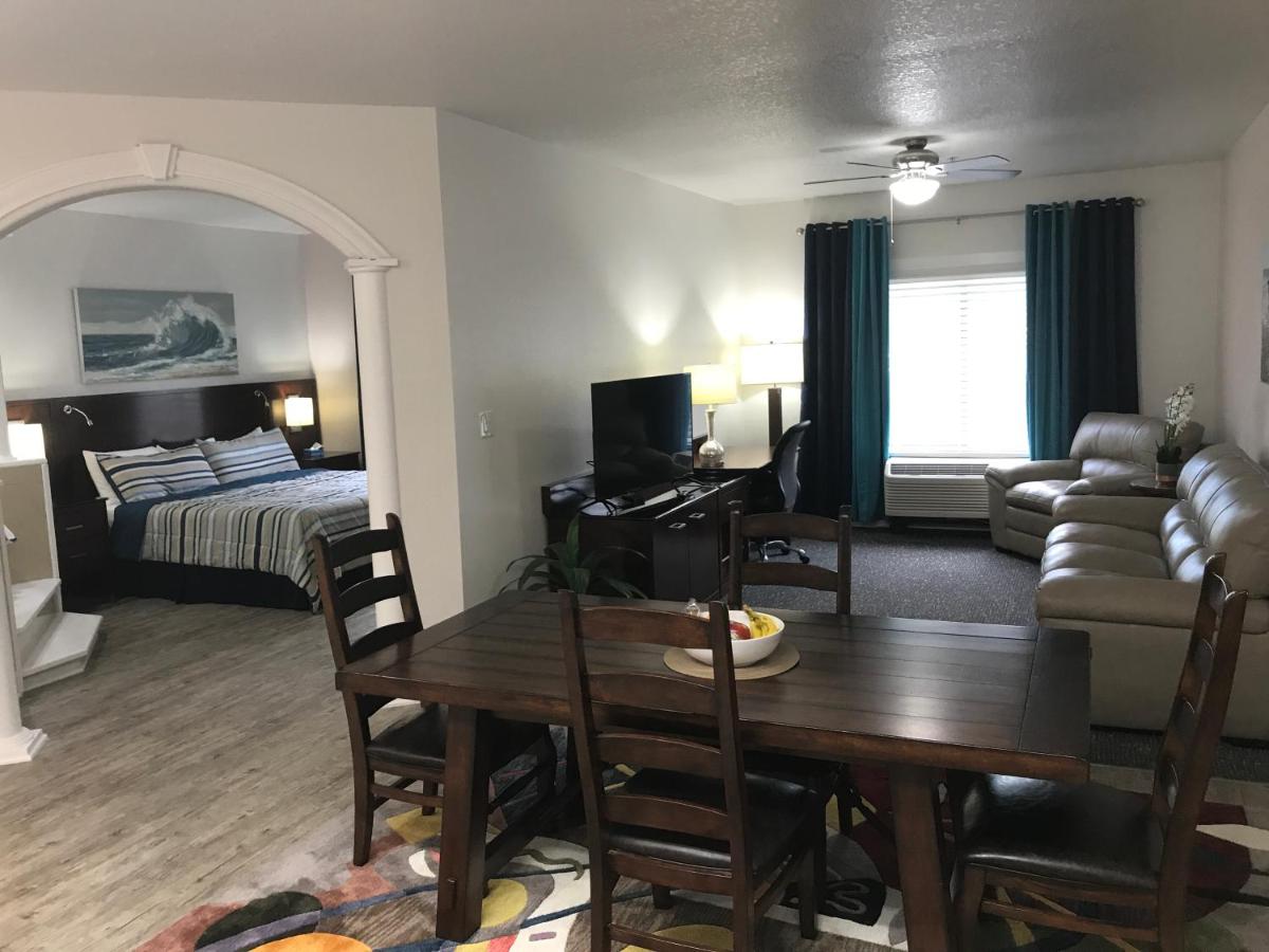 Presidential King Suite with Spa Bath at Hotel Pensacola