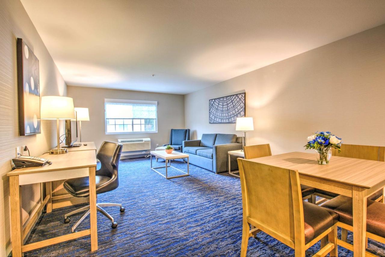 Suite - 1 King 2 Queen at Best Western Plus Media Center Inn & Suites