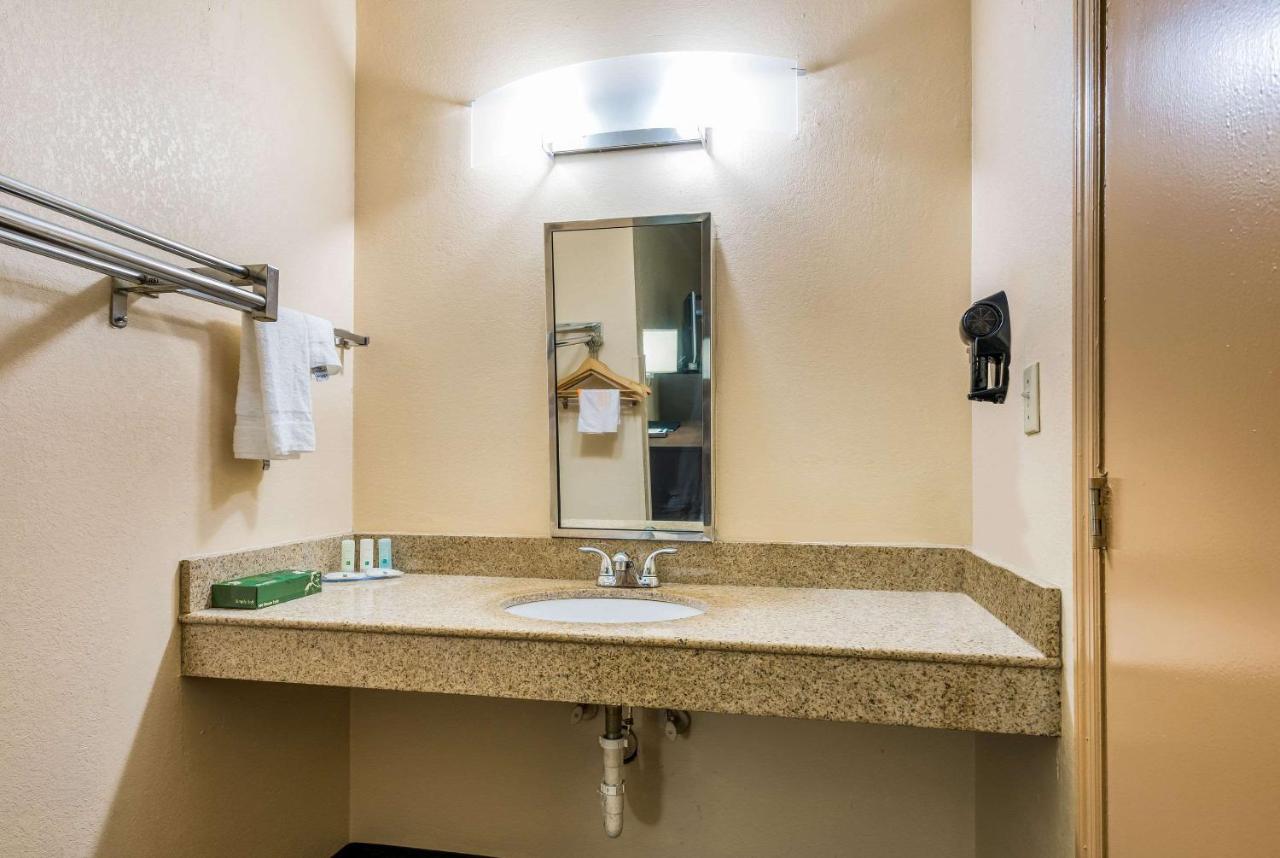 Queen Room - Accessible/ Smoking.   at Quality Inn Cullman I-65 Exit 310