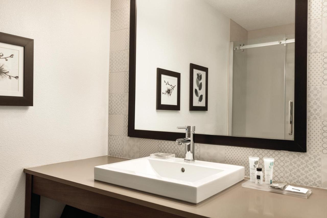 | Country Inn & Suites by Radisson, Buffalo, MN
