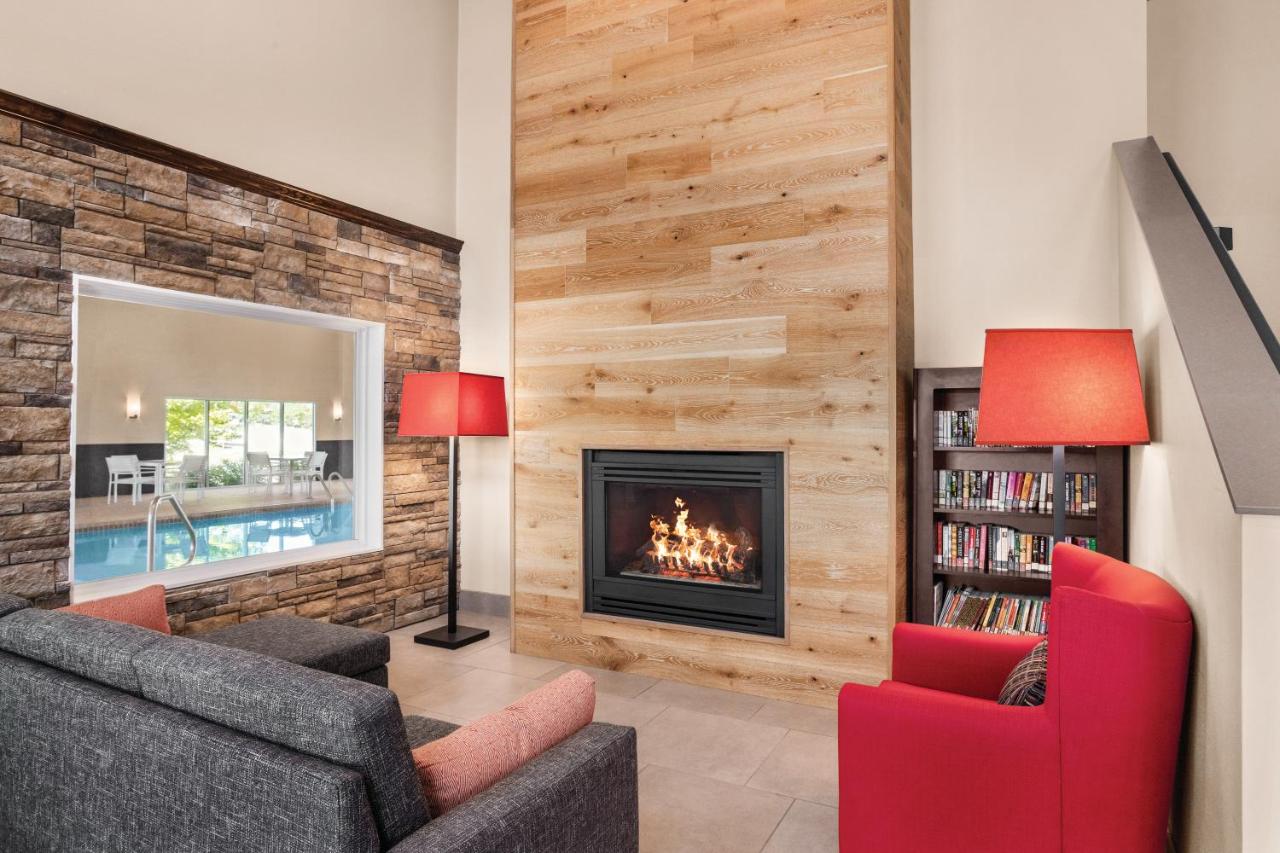 | Country Inn & Suites by Radisson, Buffalo, MN