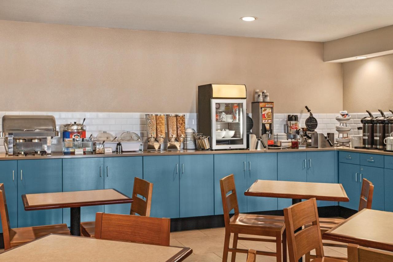 | Country Inn & Suites by Radisson, Buffalo, MN