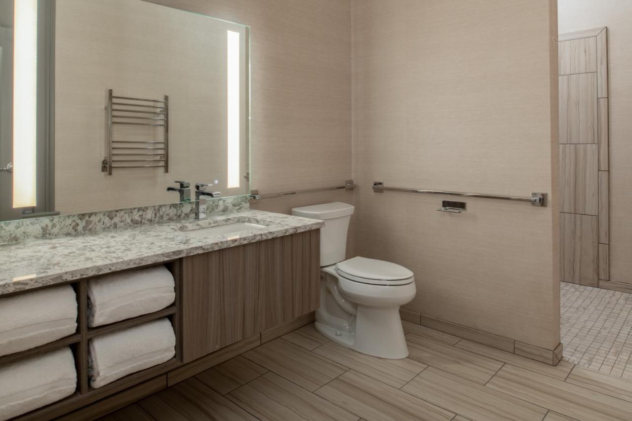 Queen Room - Disability Access at Harlow Hotel