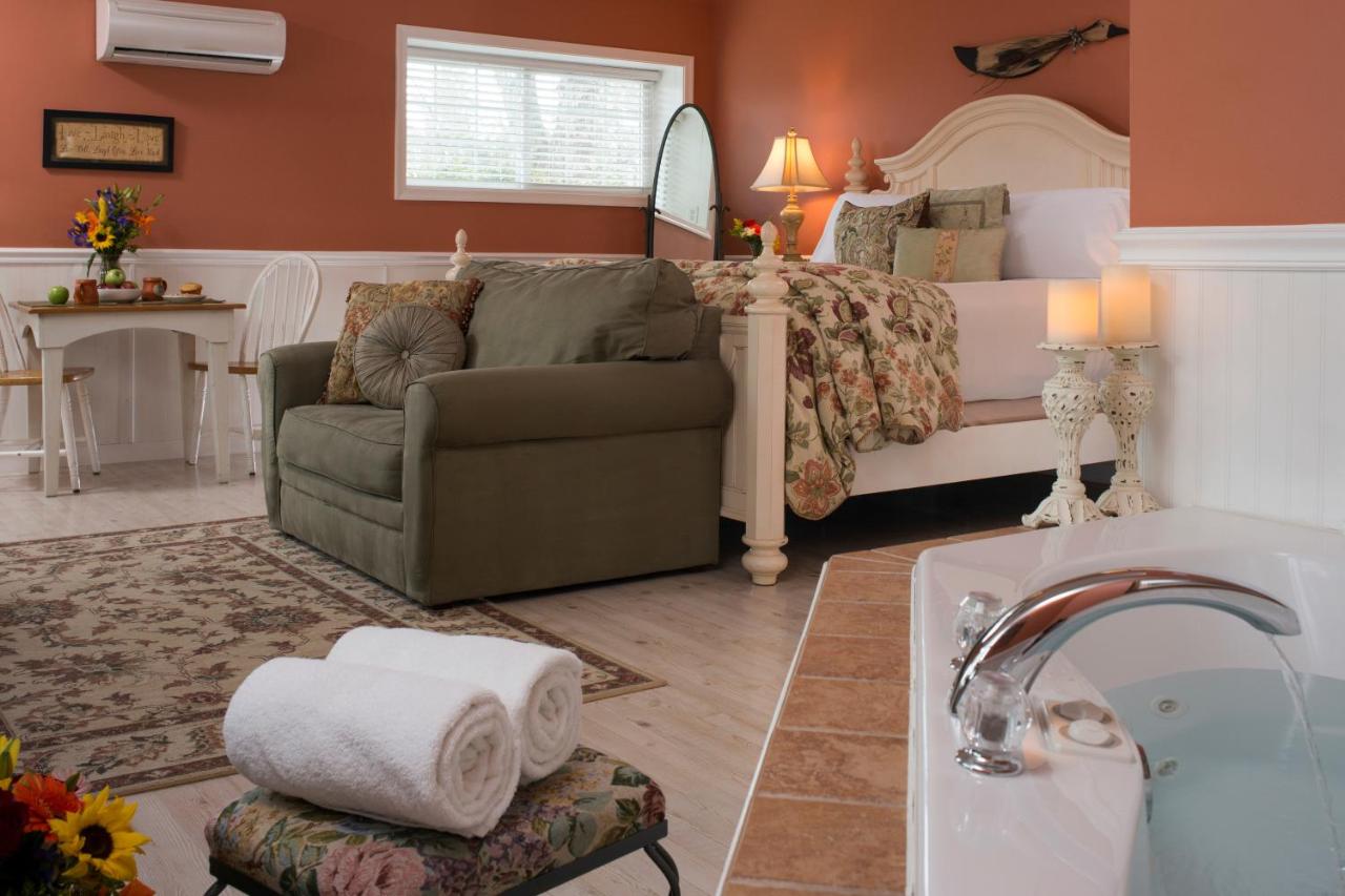 | 1825 Inn Bed and Breakfast