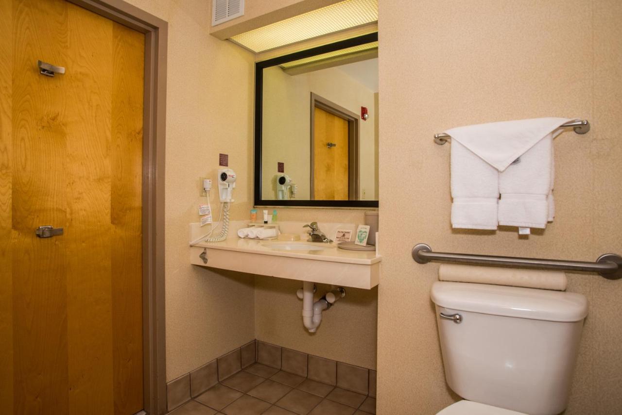 King Room - Disability Access/Non-Smoking at Round Hill Inn