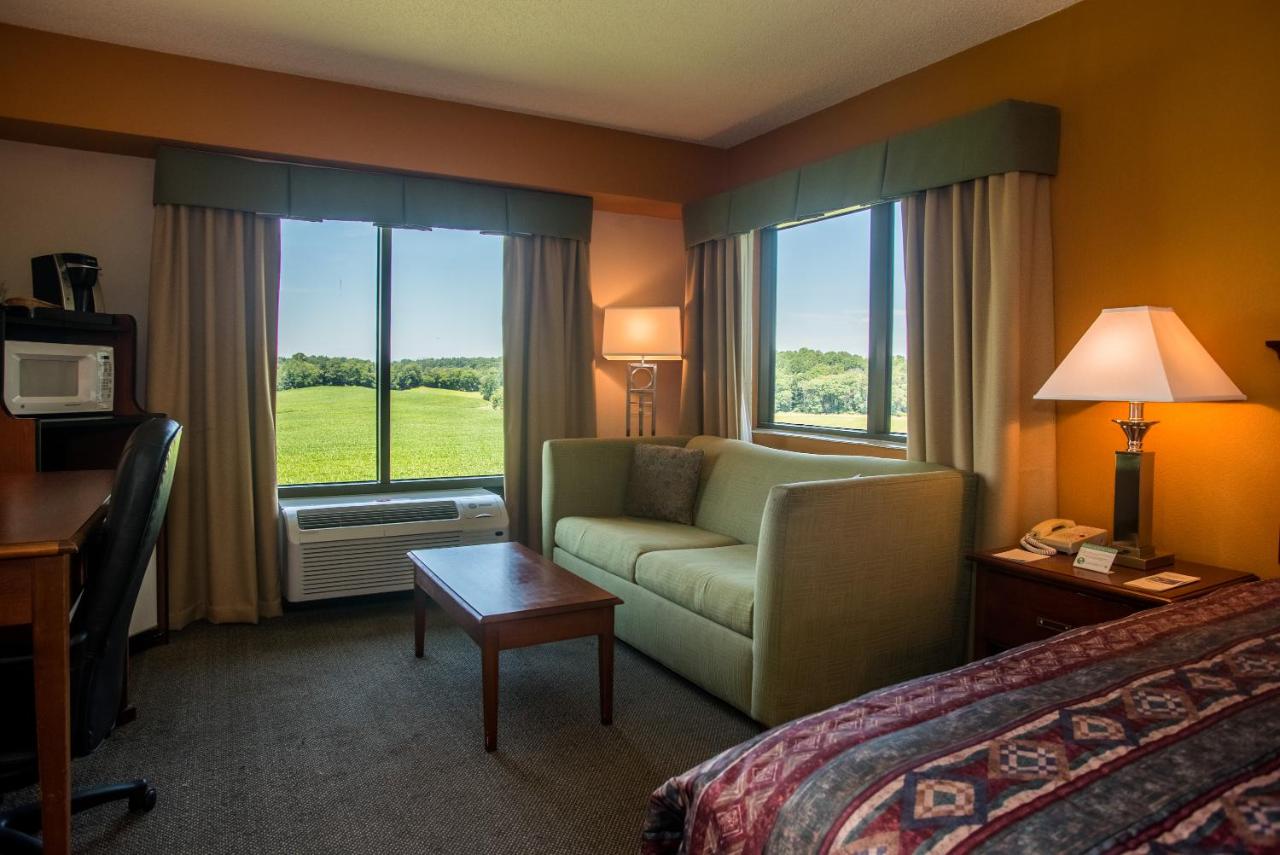 King Room with Mountain View - Non-Smoking at Round Hill Inn