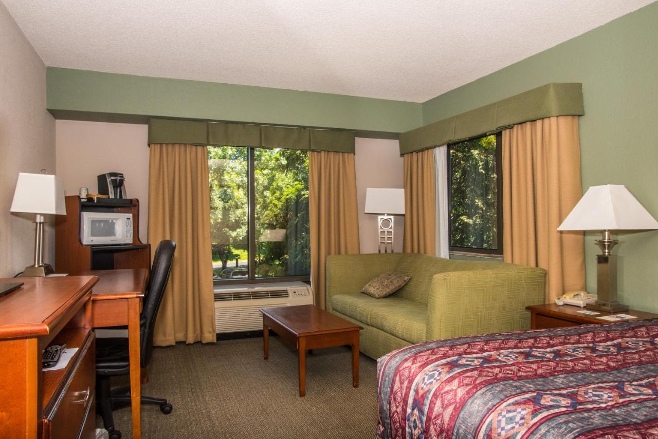 King Room with Sofa Bed - Non-Smoking at Round Hill Inn