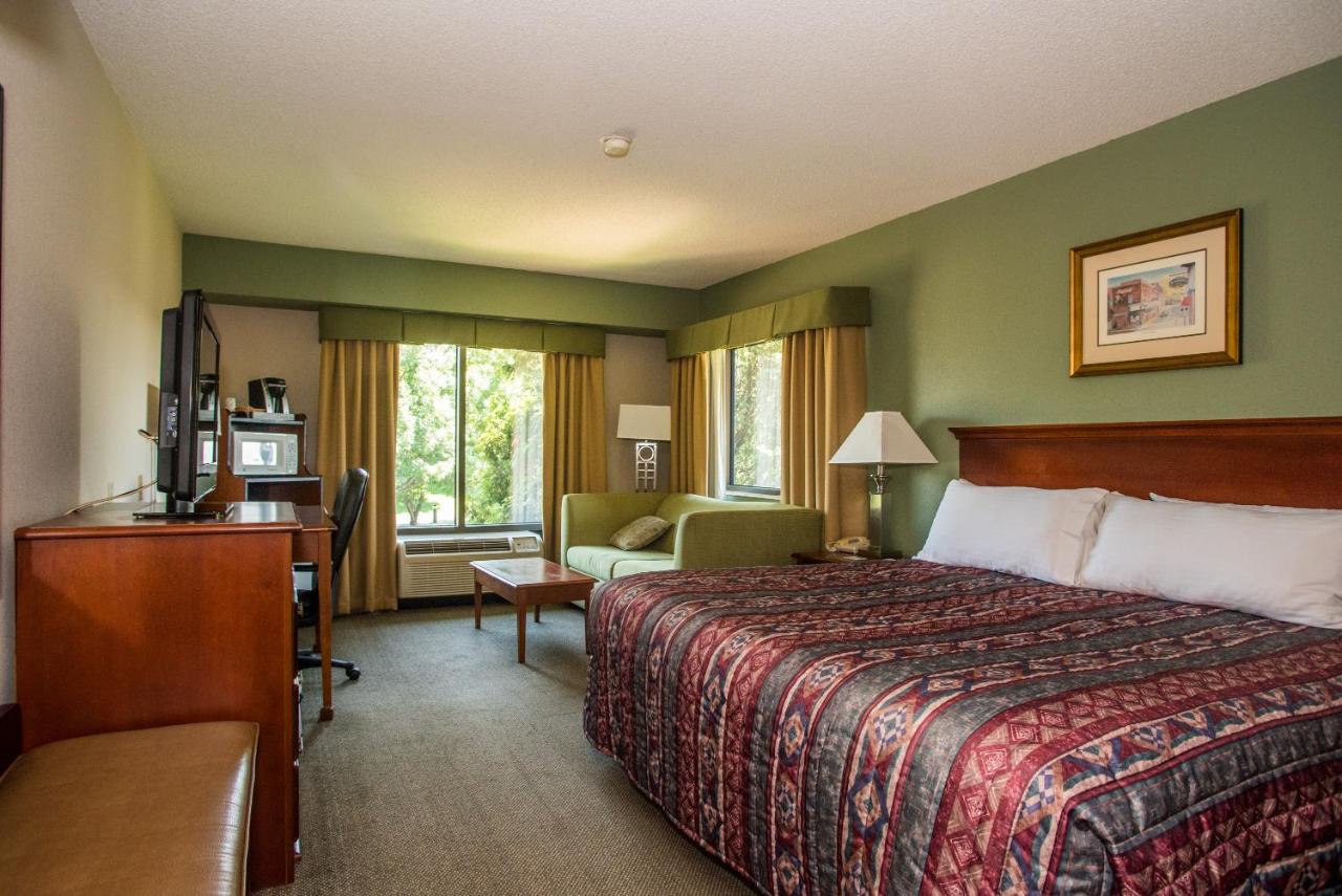 King Room with Sofa Bed - Non-Smoking at Round Hill Inn
